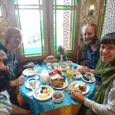Mit Javad plündern wir das Frühstücksbuffet im Hotel Abbasi, einem der teuersten Hotels im Iran