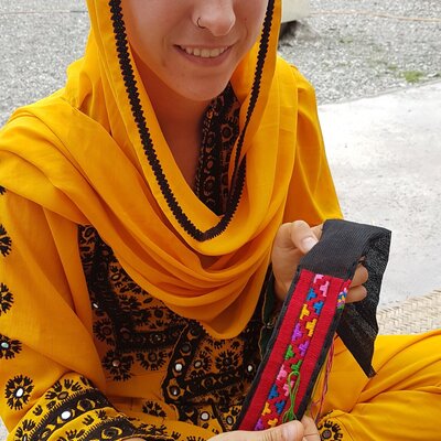 Marlen in traditionellem belutschischem Kleid beim Sticken